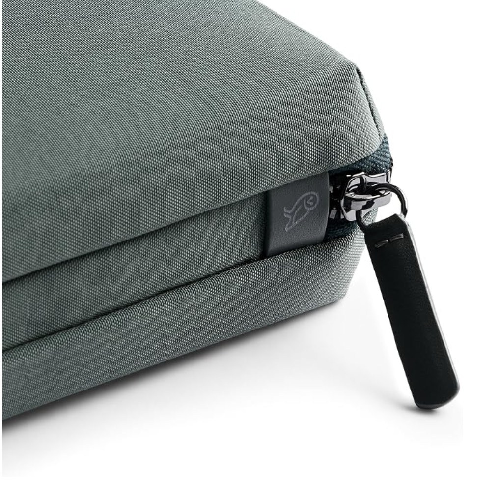 Detail of the woven fabric and zip pull